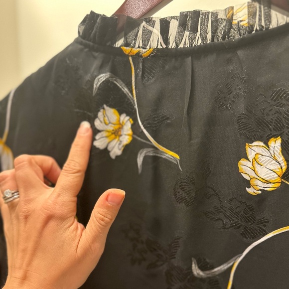 White House Black Market Floral Blouse, black, size 10 - Picture 7 of 7